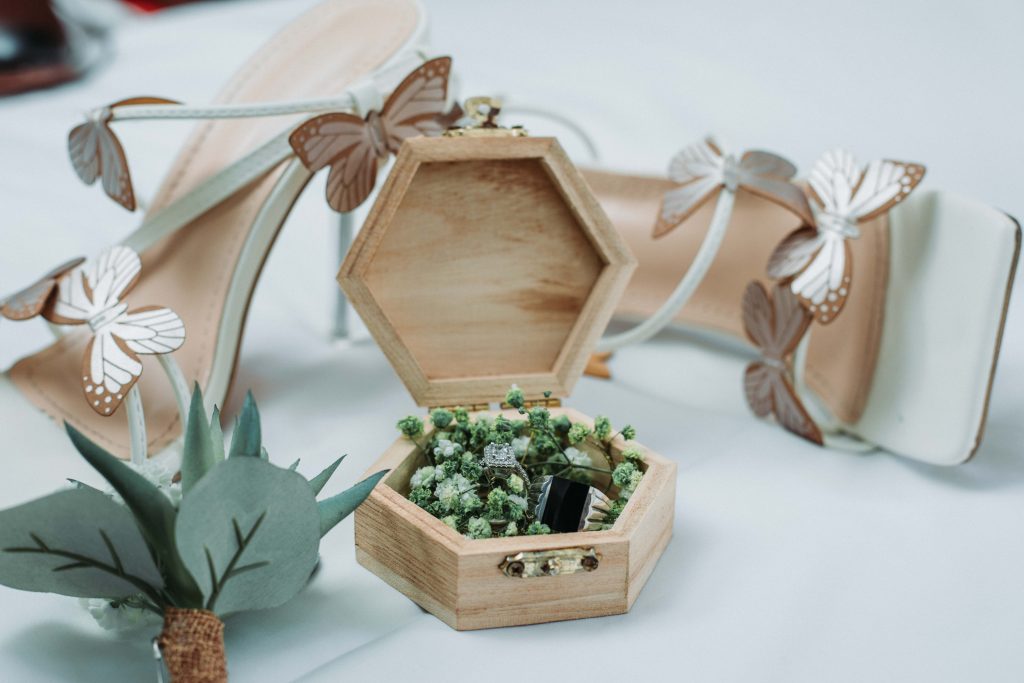 Customized keepsake boxes for weddings